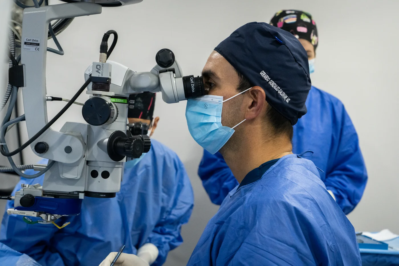 Dr. Gerardo González Saldivar trabajando con microscopio quirúrgico