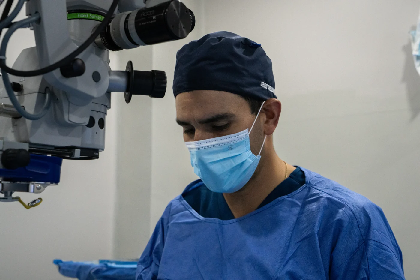 Dr. Gerardo González Saldivar realizando cirugía oftalmológica con microscopio
